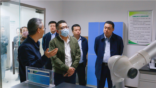 bsports集团领导到监测公司调研实验室建设情况.png